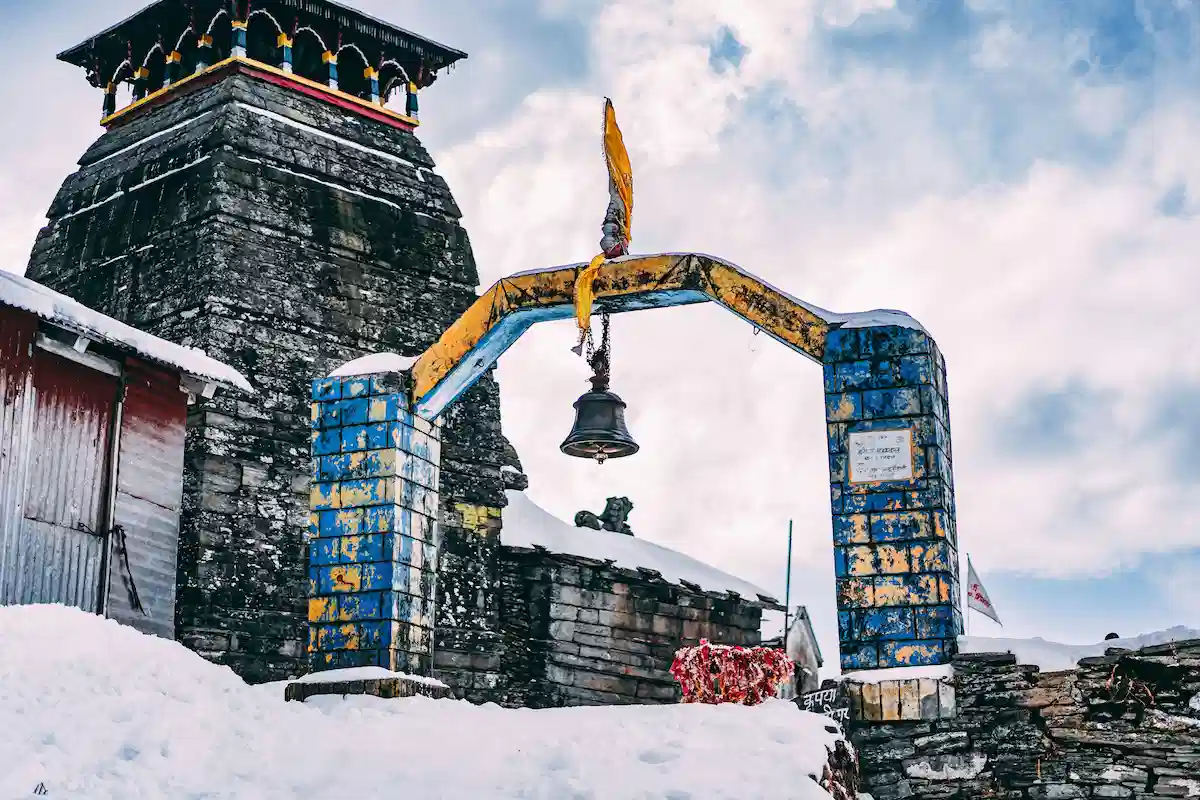 Temple view near the Tungnath trail and the surrounding hills